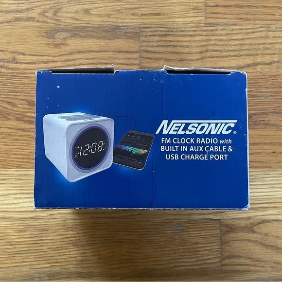 NWT Nelsonic FM Clock Radio with Built in Aux Cable & USB Charge Port - Picture 6 of 10